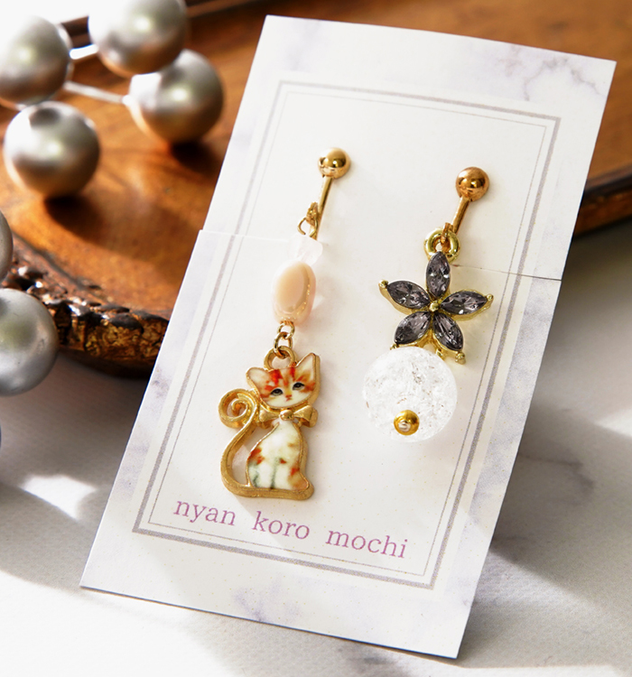 キラキラお花とあざと可愛い猫ちゃん イヤリング No.5XS-0003-00の通販